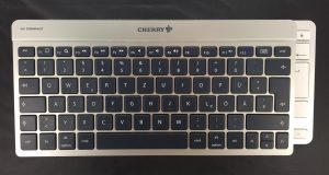 bluetooth-tastatur-cherry-jk-0600de-groessenvergleich